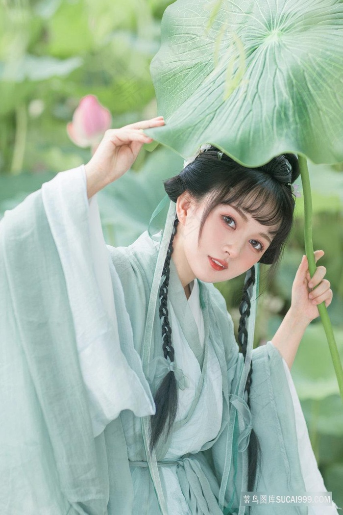 超清可爱古装莲花叶下的少女图片