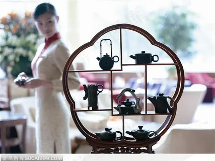 端着茶杯的美女