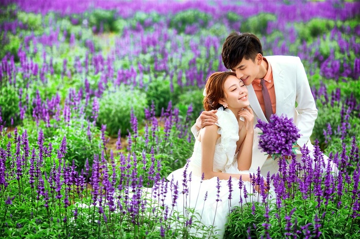 浪漫恋人春天田野婚纱外拍摄影