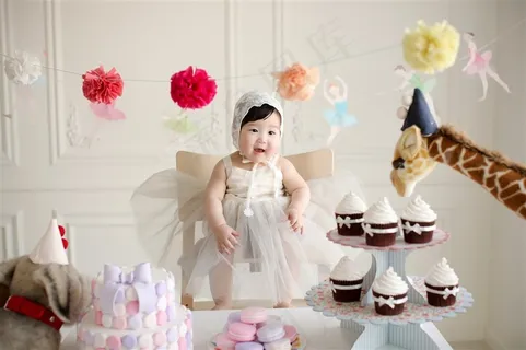 站在凳子上的可爱幼儿 站在凳子上的可爱幼儿