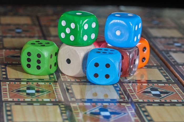 彩色骰子堆叠图片