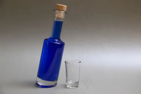 一瓶蓝色鸡尾酒图片 一瓶蓝色鸡尾酒图片