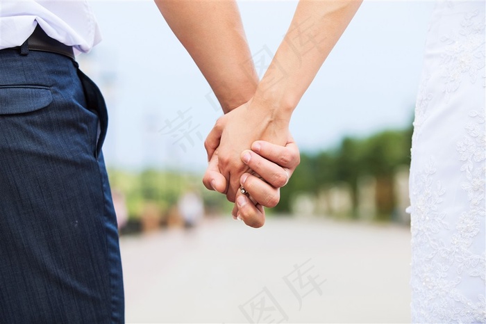 街上散步的情侣牵手图片