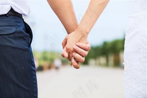 街上散步的情侣牵手图片 街上散步的情侣牵手图片