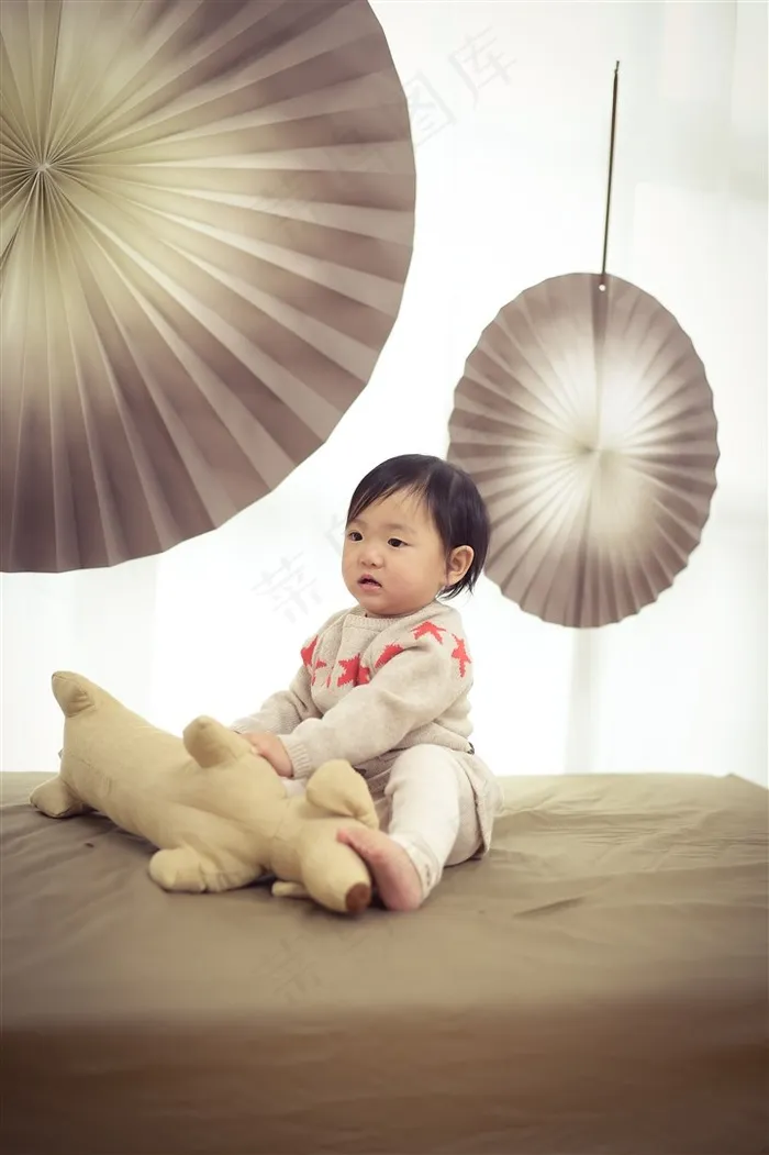 玩着玩具的可爱幼儿