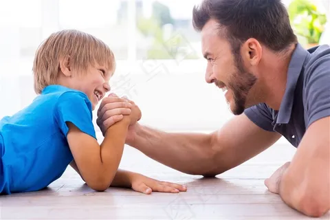掰手腕的孩子男人素材 掰手腕的孩子男人素材