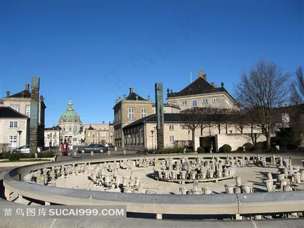 丹麦王宫阿玛莲堡广场上没有喷水的喷泉
