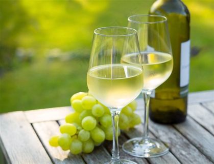 木桌上的葡萄香槟酒高清图片