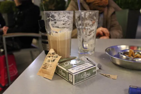 拿铁咖啡和香烟图片 拿铁咖啡和香烟图片