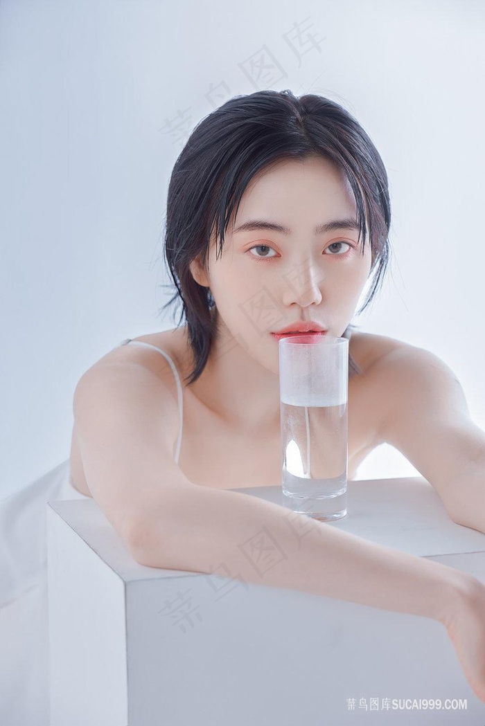 美女水杯化妆品