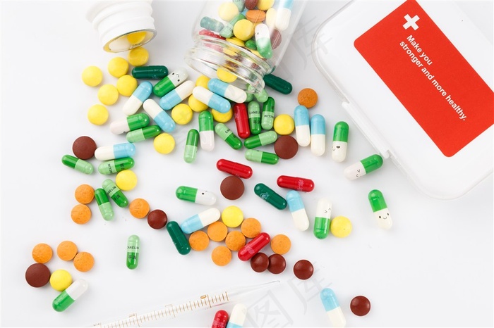 一堆散落于桌上的药丸