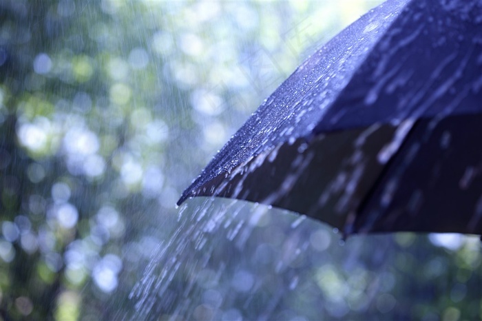 大雨中的蓝色雨伞高清图片