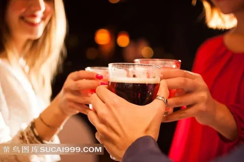 聚会上捧酒干杯的场景 聚会上捧酒干杯的场景