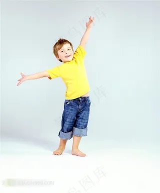 张开双臂的孩子