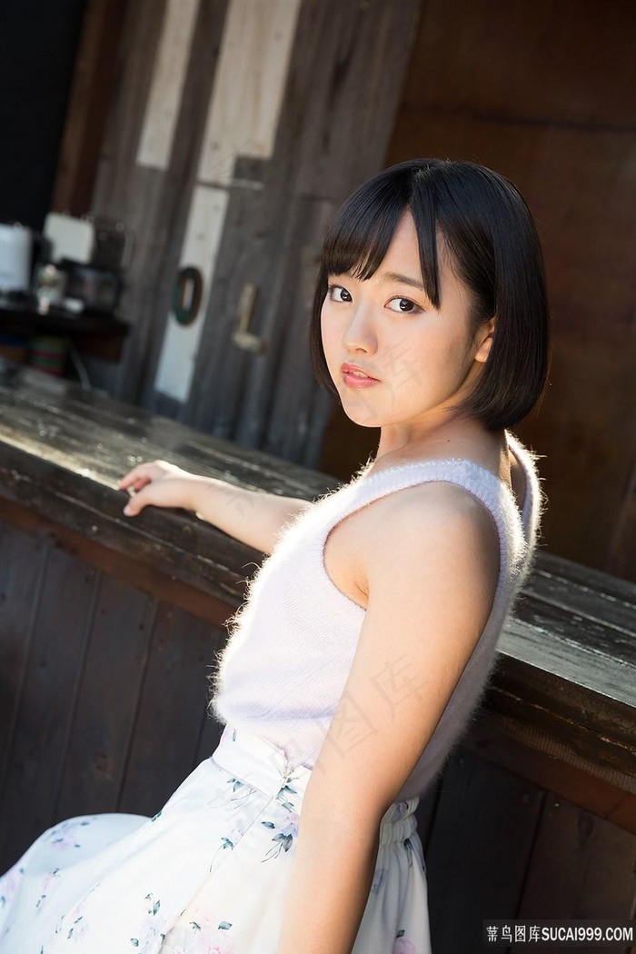 日本短发美女成熟性感写真图片