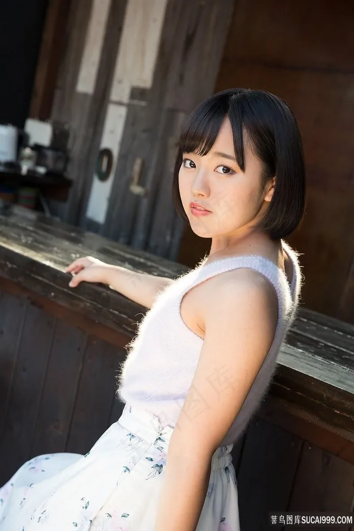 日本短发美女成熟性感写真图片