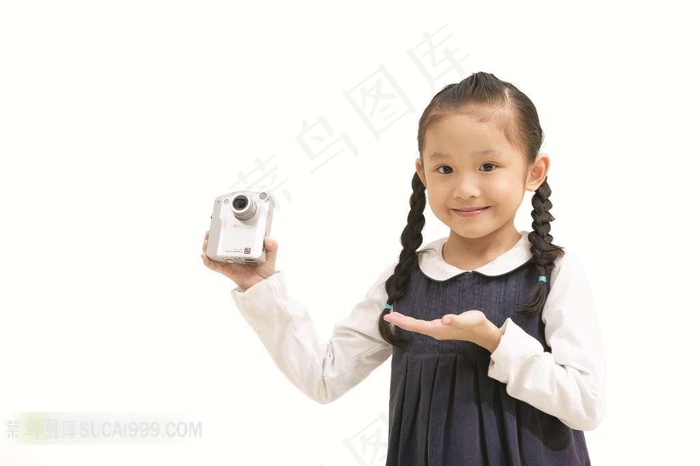 手拿相机的可爱小女孩