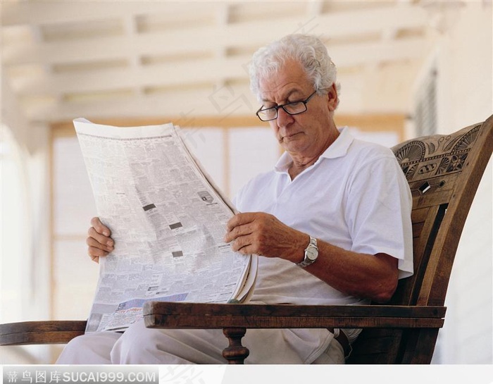 看报纸的老年人