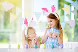 复活节头戴兔子耳朵的小姐妹