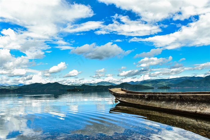 蓝天下的湖面