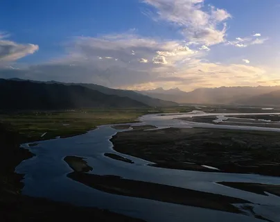 蓝天白云下的山川河流 蓝天白云下的山川河流