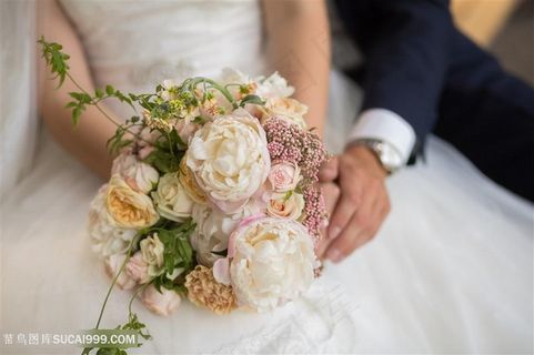 美丽新娘手拿鲜花高清图片