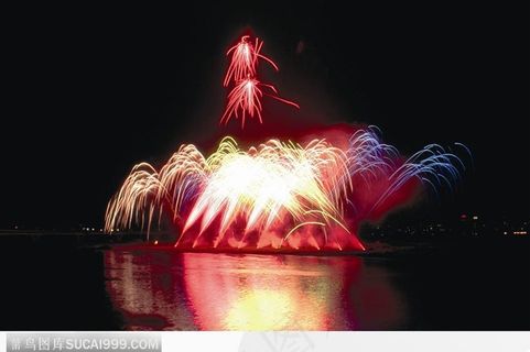 洲上一排燃放的烟花04