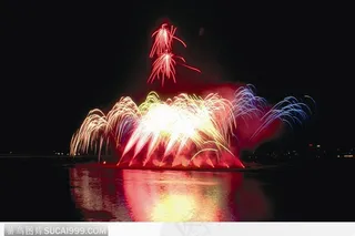 洲上一排燃放的烟花04