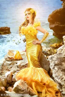 坐在海边的扮成美人鱼华丽美女