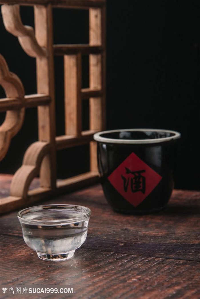 窗前一杯清澈的白酒