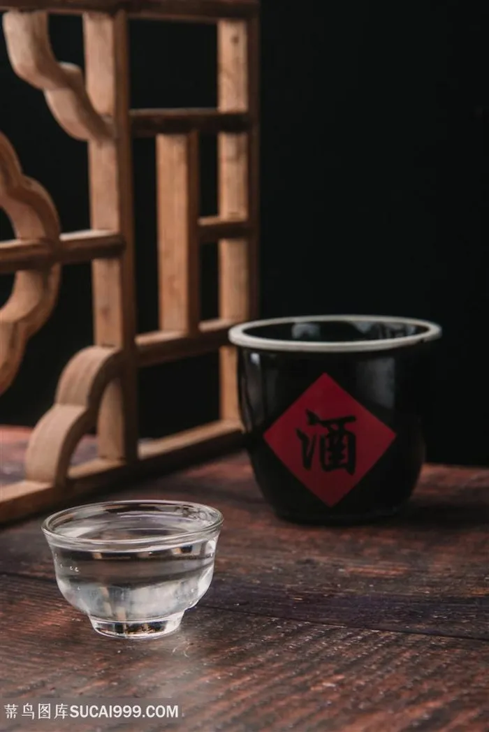 窗前一杯清澈的白酒