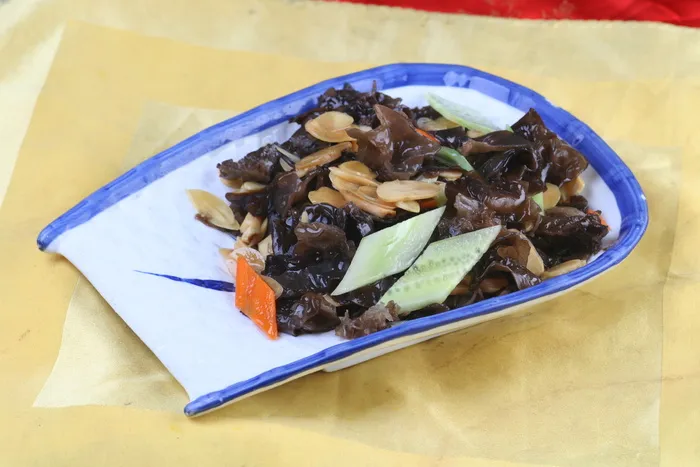 香蒜烧木耳12元