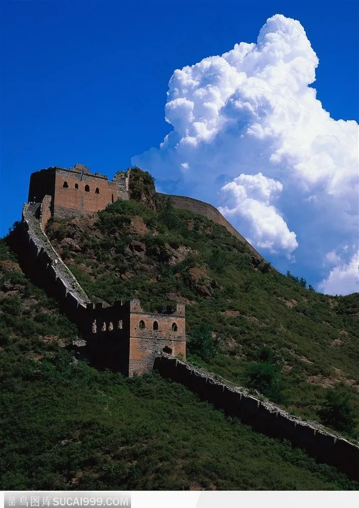 晴朗天空下山脉上的长城