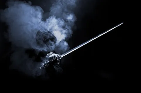 出剑的中世纪武士