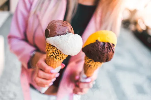 双色雪球冰淇淋图片