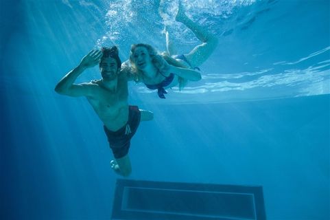 时尚潜水的情侣图片