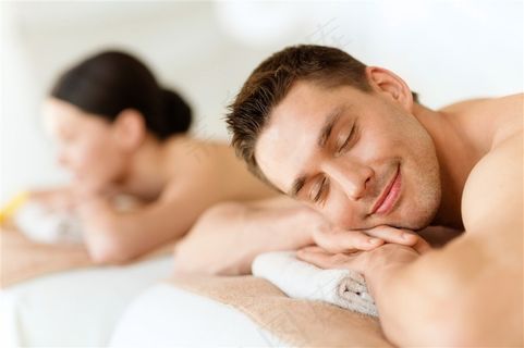 开心的国外情侣