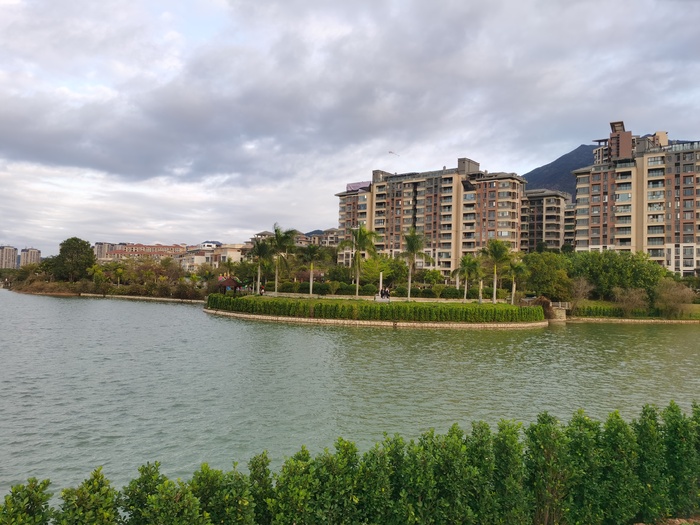 蓝天绿水的优美风景