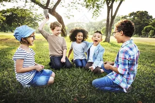 在户外一起玩的孩子高清图