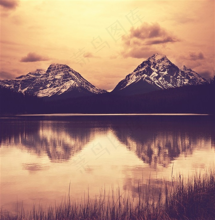 湖光水色山水风景画