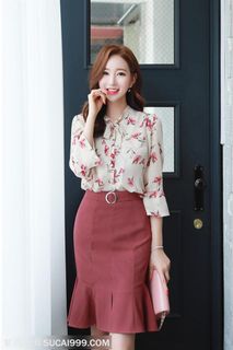 拿着包包的韩国美女模特李妍静高清图片