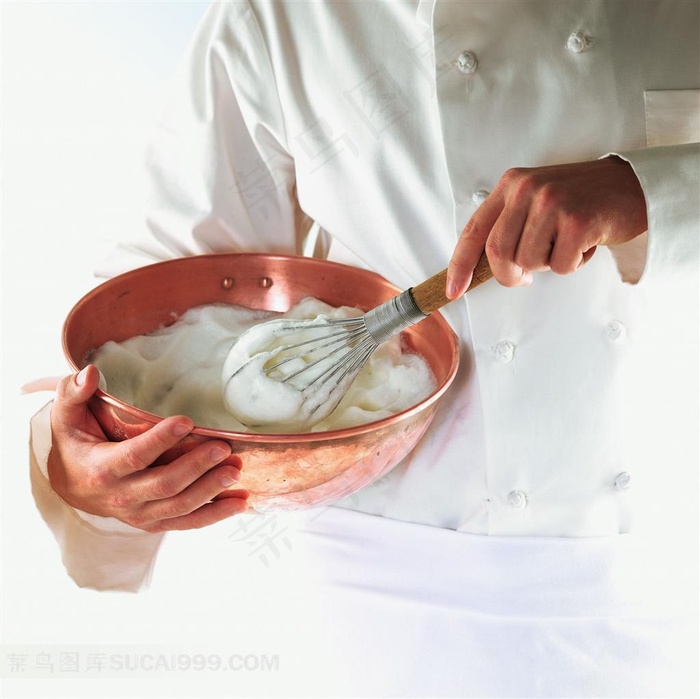 厨师用打蛋器打鸡蛋动作特写