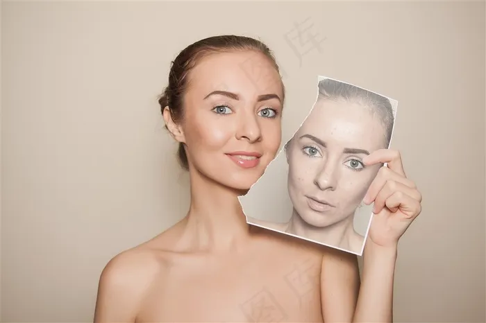 拿着照片对比的外国美女高清摄图