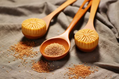 木勺子里的中秋月饼场景布摄影图