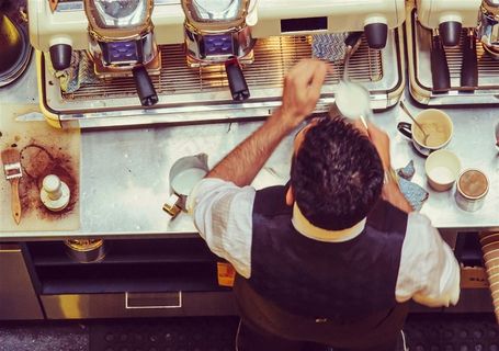 正在品咖啡的男人