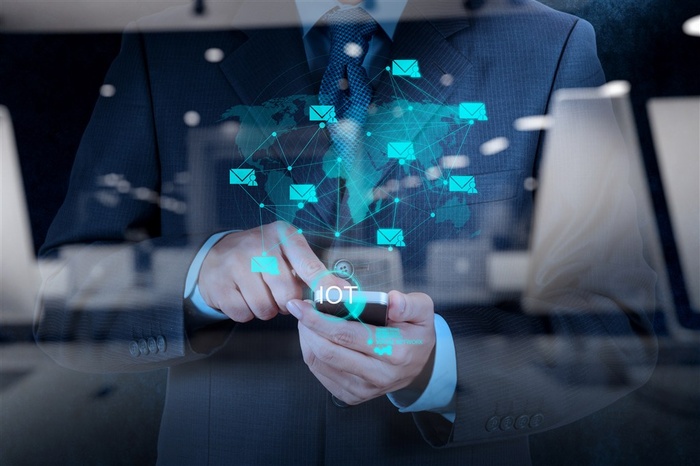 发信息的商务人士