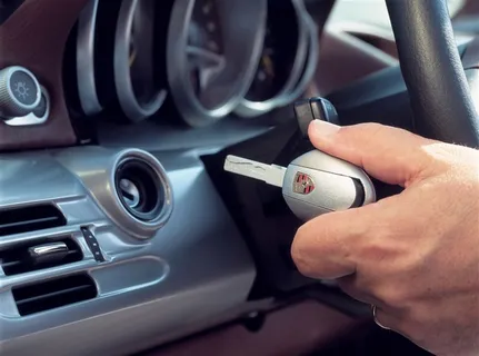 保时捷911汽车钥匙汽车起动局部特写 保时捷911汽车钥匙汽车起动局部特写