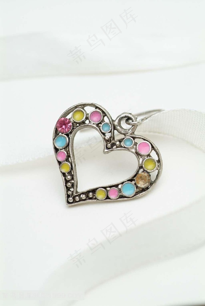 宝石镶嵌心形吊坠
