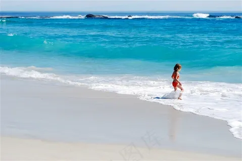 蓝色海边沙滩小女孩旅游 蓝色海边沙滩小女孩旅游
