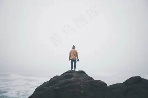 男人海边背影图片 男人海边背影图片